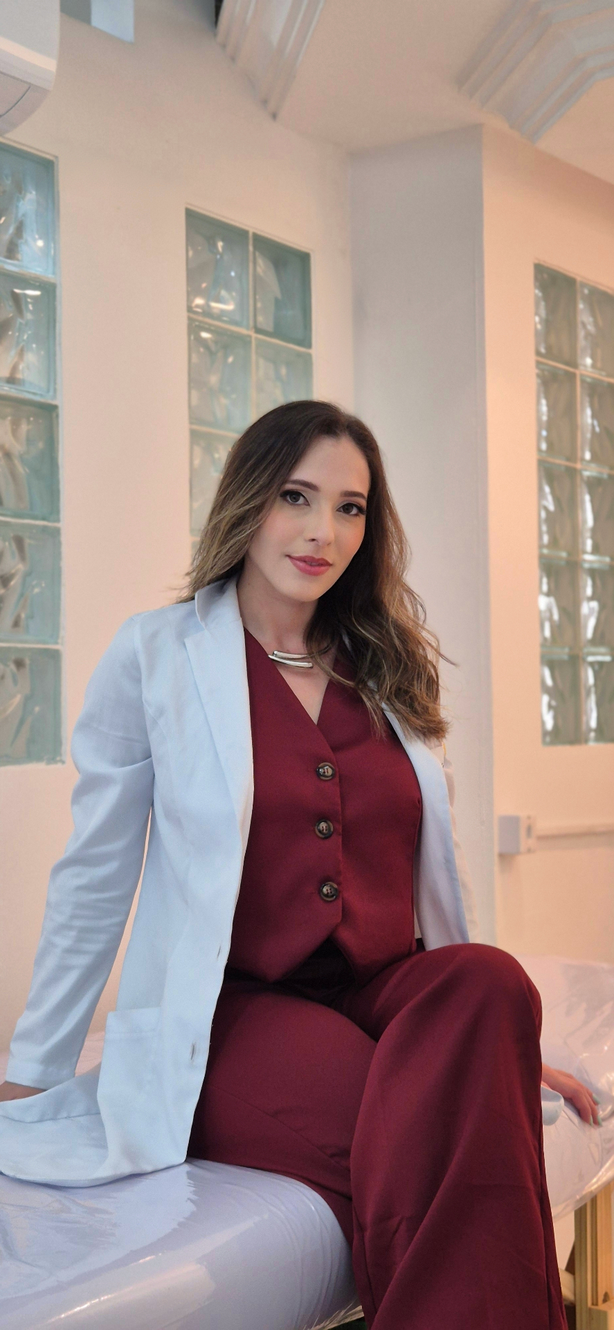 Retrato da Dra. Laura Sá, fisioterapeuta especialista em estética